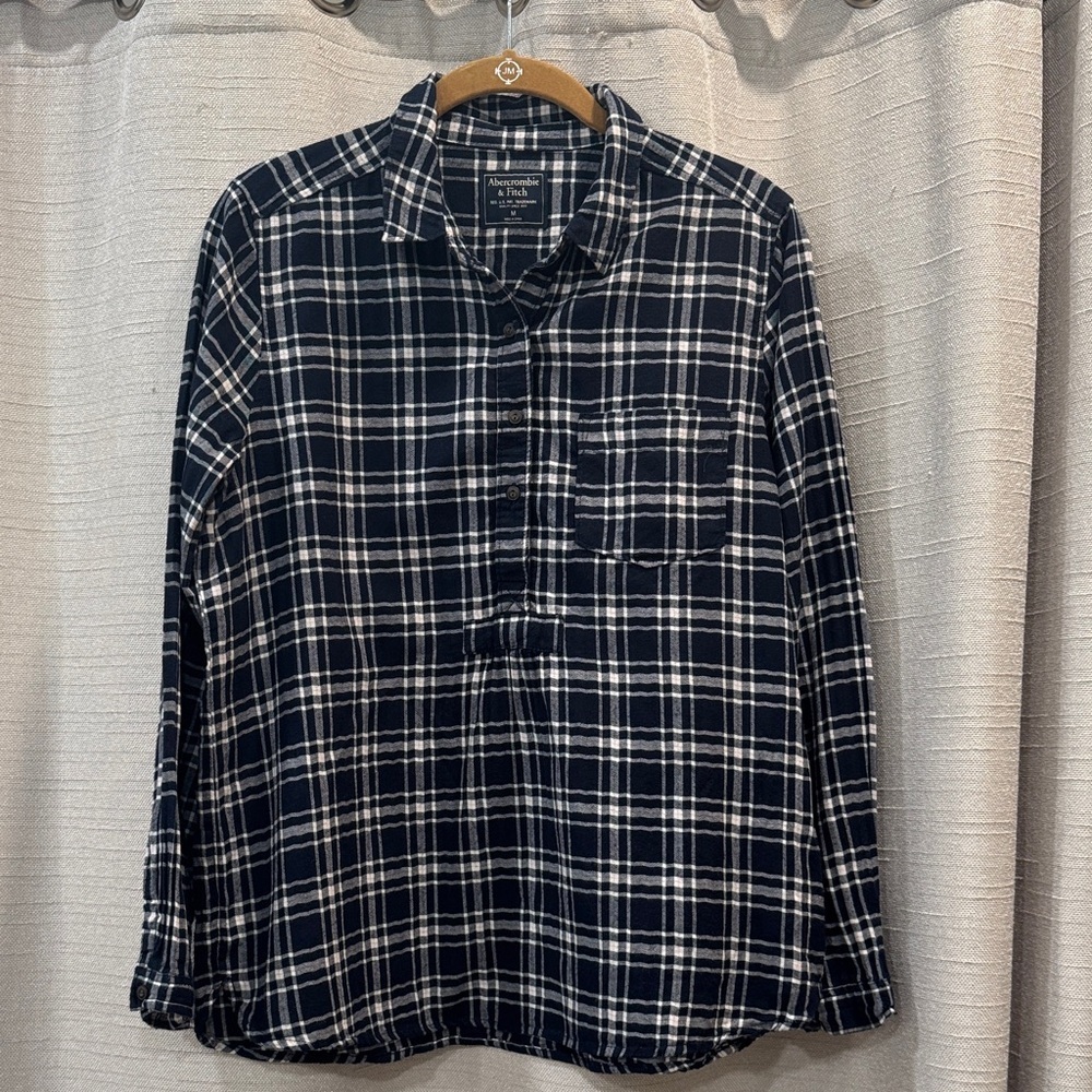 Abercrombie & Fitch 100% Cotton Navy and White 1/2 Button Down Shirt Size M
